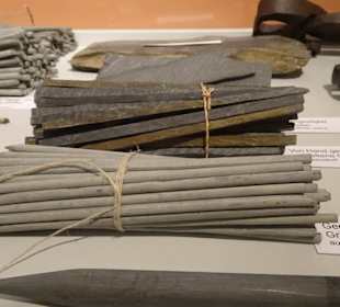 Gebündelte Griffel im Museum