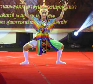 Traditionelle Tänze in schöner Kleidung