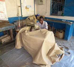 Hier wird ein neues Verdeck genäht, das ist Afrika