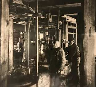 Porphyrarbeiter in der alten Fabrik.