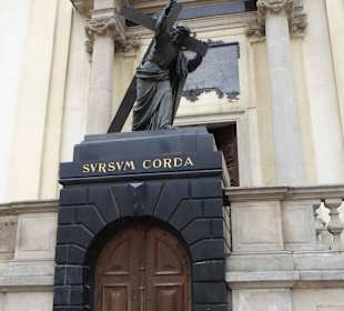 Christus mit dem Kreuz vor dem Haupteingang