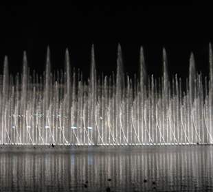 Wasserspiele vor dem Burj Khalifah