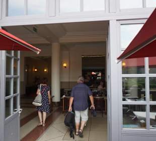 Eingang Restaurant Meert von Terrasse / Garten 