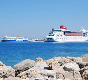Kreuzfahrtschiff und Fähre im Hafen