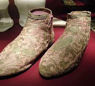 Pontifikalschuhe aus dem 14. Jahrhundert