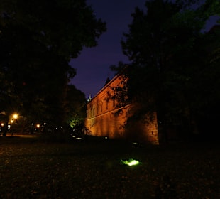 Planty nocą z budynkiem muzeum