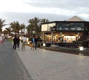 Einkaufsmaile vor dem Hotel