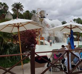 Kinder Pool mit Wasserfall.