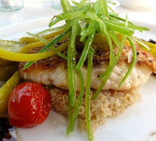 Red Snapper mit Quinoa Salat und Bacon Vinaigrette