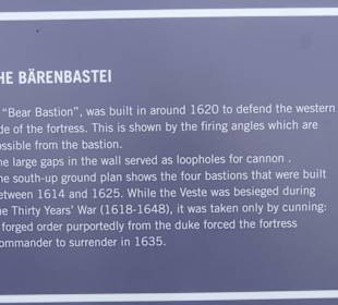 Bärenbastei- Hinweis auf Englisch