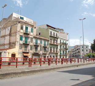 Ulica prowadząca do katedry w Palermo