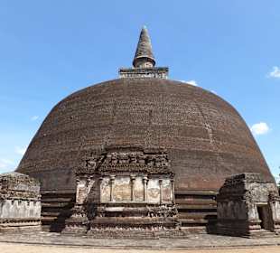 Dagoba auf Klostergelände Alahana Parivena