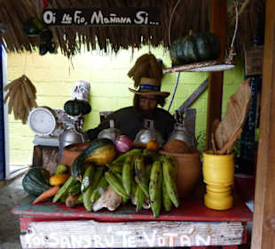 "Obst- u.Gemüsestand" im Eingangsbereich