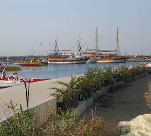 Piratenschiff im Hafen