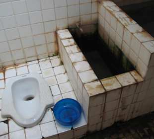 Toilette am Fuße der Höhle Tham Erawan- Thai Style