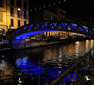 Uferstraße am Alzaia Naviglio bei Nacht