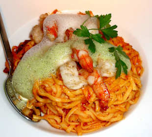 Hausgemachte Tagliatelle mit Scampis