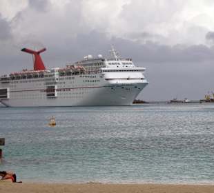 Schiff fährt Richtung Hafen