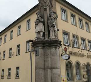 Der Pumpenbrunnen oder Vier-Jahreszeiten-Brunnen
