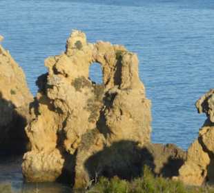 Praia dos Arrifes mit bizzarer Felsenküste