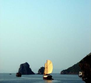 Drachendschunke in der Halong Bucht