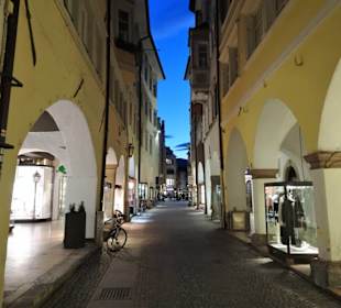 Spaziergang durch die abendlichen Lauben