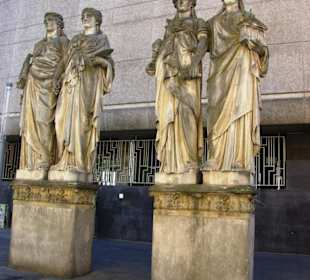 Die vier Karyatiden im Bild Köpfe sind oben flach