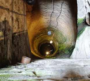 Blick in den Brunnen des Schlosses