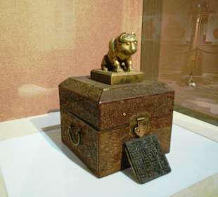 Ausstellungsstücke im Inneraum