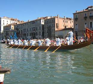 Regatanti sul Canal Grande