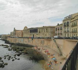 Lungomare, darunter Badegäste