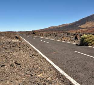 Straße durch die Mondlandschaft