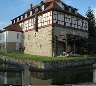 Rückseite mit Burggraben