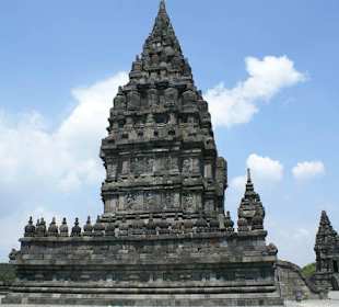 Widok na świątynie Prambanan