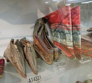 Im Schaumagazin des Übersee-Museums