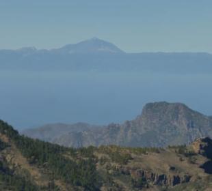Vorne Roque Nublo, hinten Pico del Teide/Teneriffa