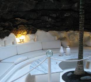 Weißer Raum in einer Lavablase