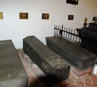 Särge auf der linken Seite von der Gruft