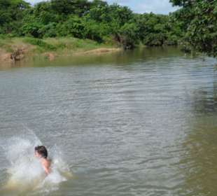 Badespaß im Rio Chavon