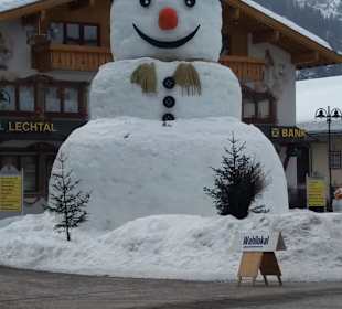 Dorfplatz Holzgau mit echtem Schneemann!