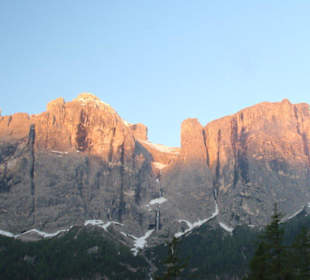 Corvara Blick auf die Sella im Morgenrot