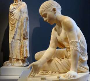 Knöchel-spielendes Mädchen, Marmor ca. 150 n.Chr.