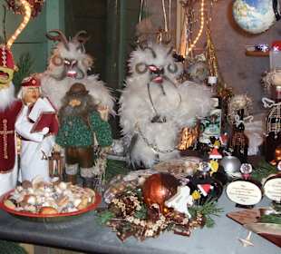 Weihnachtsmarktstand mit Krampusminiaturen