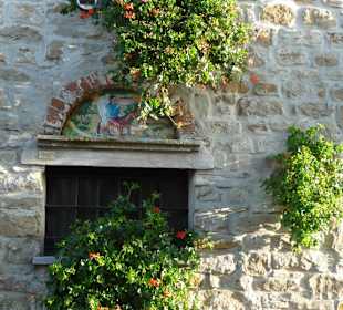 Hausansicht im Künstlerdorf Bergolo