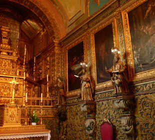 Einer von mehreren Seitenaltären