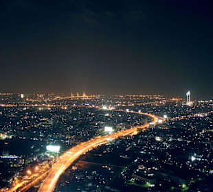 Blick über Bangkok bei Nacht