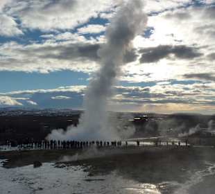 Golden Circle Tour - Strokkur im Geysir Gebiet