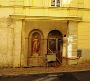 Steinfiguren in der Hauswand