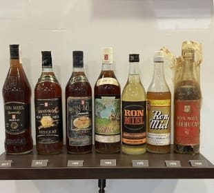 Verschiedene Rum-Flaschen