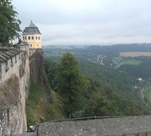 Entlang der Festungsmauer